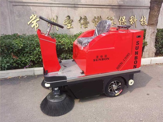 提升企業(yè)形象從使用工業(yè)掃地車(chē)開(kāi)始