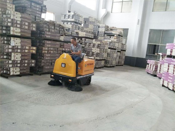 提升企業(yè)形象從使用工業(yè)掃地車(chē)開(kāi)始