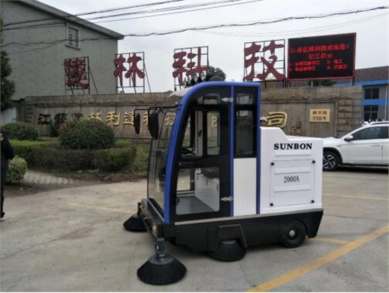 圣倍諾電動駕駛式掃地車，城市清潔的“守護(hù)者”