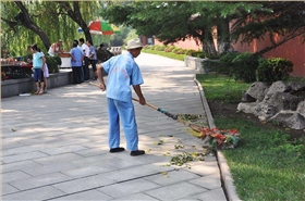 駕駛式掃地機成為公園保潔利器 駕駛式掃地機成為公園保潔利器