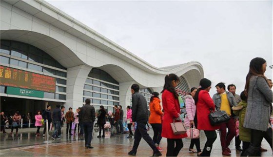 駕駛式掃地機(jī)助力高鐵站戶外廣場(chǎng)清潔 駕駛式掃地機(jī)助力高鐵站戶外廣場(chǎng)清潔