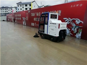 夏季即將來臨,駕駛式掃地車為環(huán)衛(wèi)工減輕勞動強度 夏季即將來臨,駕駛式掃地車為環(huán)衛(wèi)工減輕勞動強度