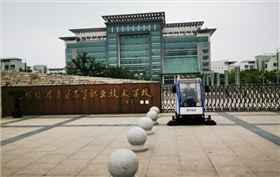 無錫某高校請來半封閉掃地車作為清潔大管家 無錫某高校請來半封閉掃地車作為清潔大管家