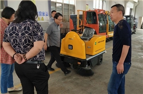 掃地車(chē)廠(chǎng)家教您如何正確使用掃地車(chē) 掃地車(chē)廠(chǎng)家教您如何正確使用掃地車(chē)
