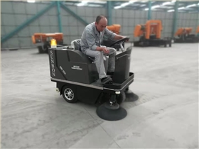小型掃地機在張家港電氣公司的使用案例