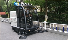 2000AW封閉式掃地車助力小區清潔