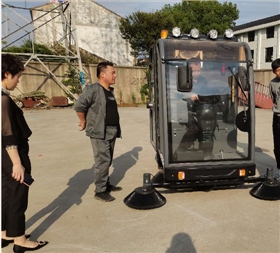 山東青島客戶來(lái)廠考察體驗(yàn)電動(dòng)掃地車