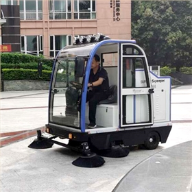 電動吸塵掃地車