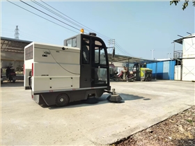 清潔工使用電動清掃車進行清潔，工作就會容易得多