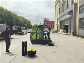 小型電動(dòng)清掃車：清潔速度驚人！