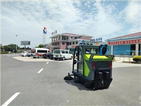 多功能清掃車：高效掃地，清潔無死角