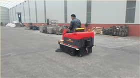 小型清掃車的出現(xiàn)使清掃變得容易