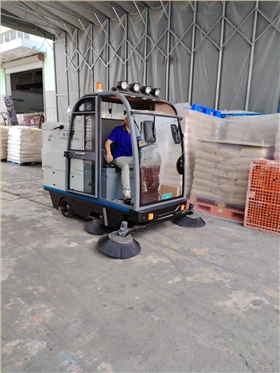環(huán)保高效：電池驅(qū)動(dòng)的車庫清掃車 