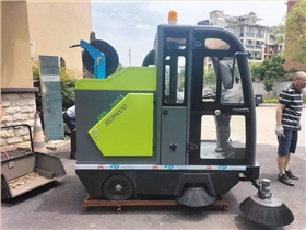  環(huán)衛(wèi)街道用的中大型掃地車，是城市清潔的得力助手