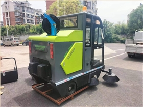高效清潔的革命：駕駛式清掃車(chē)為城市衛(wèi)生保駕護(hù)航