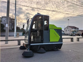  駕駛式工業(yè)吸塵掃地車是一種高效、多功能的地面清潔設(shè)備