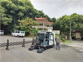 隨著科技的發(fā)展，清掃車在性能和效率上不斷創(chuàng)新