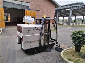 駕駛式掃地車：顛覆多個行業(yè)的清潔新力量