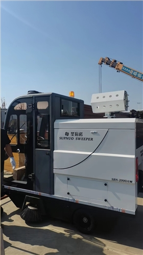 道路清掃車(chē)在工廠環(huán)境中發(fā)揮著重要作用，為工廠的運(yùn)營(yíng)和管理帶來(lái)了多方面的積極影響