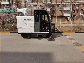 道路掃地車在現代城市管理和環境保護中具有廣泛的用途和重要意義，具體體現在以下幾個方面