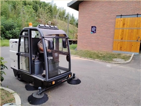 電動清掃車給我們帶來了便利，讓我們能夠快速完成任務