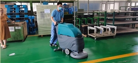 現(xiàn)代制造商車間一般使用駕駛電動(dòng)洗地機(jī)