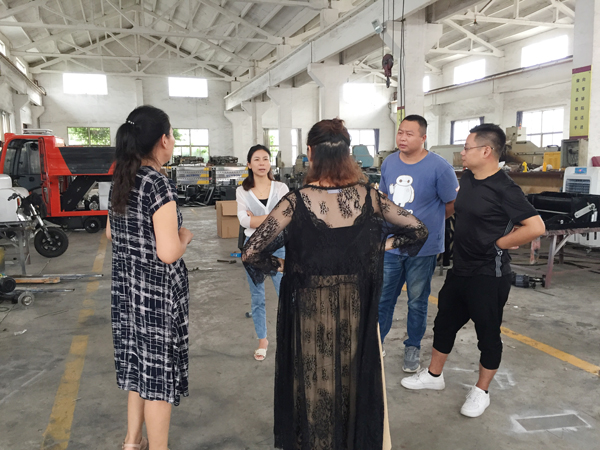 無錫客戶參觀工廠預購電動掃地機2000A 無錫客戶參觀工廠預購電動掃地機2000A