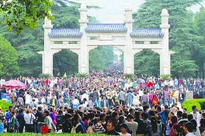 十一黃金周垃圾清理，怎能少的了圣倍諾掃地車呢？