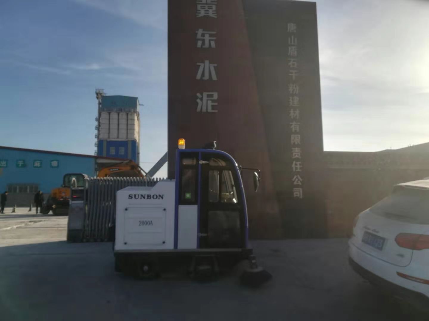 工廠掃地車助力解決商砼企業粉塵污染問題 工廠掃地車助力解決商砼企業粉塵污染問題
