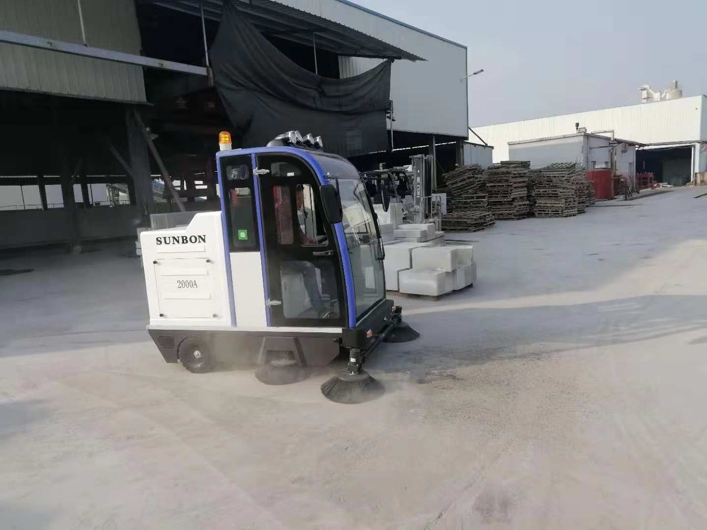 工廠掃地車助力解決商砼企業粉塵污染問題 工廠掃地車助力解決商砼企業粉塵污染問題