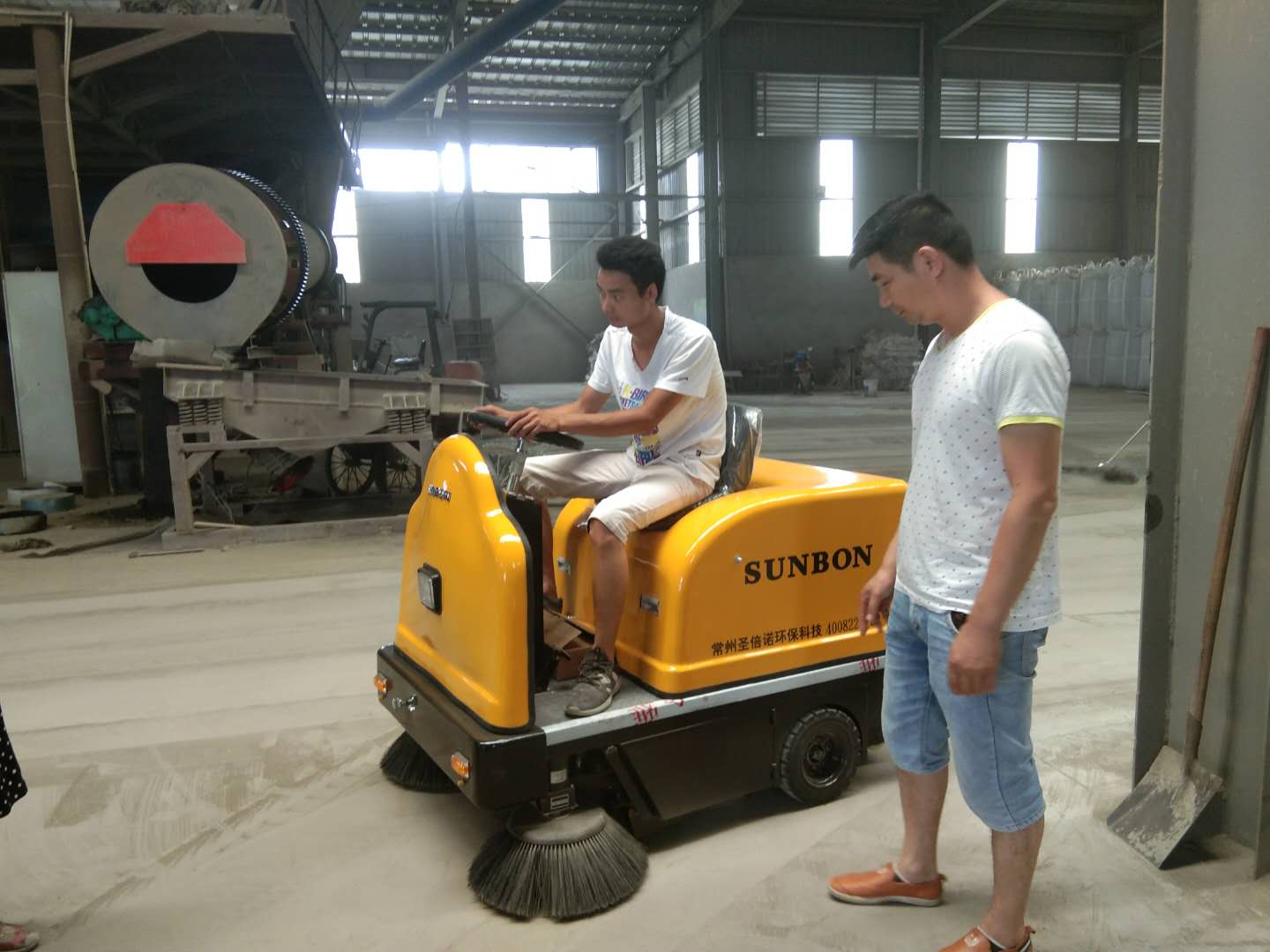 工業(yè)掃地車(chē)讓大型制造業(yè)保潔省時(shí)省心省錢(qián) 工業(yè)掃地車(chē)讓大型制造業(yè)保潔省時(shí)省心省錢(qián)