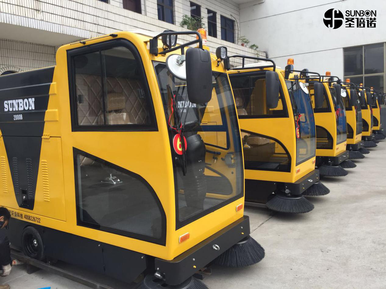 電動掃地車助力工業(yè)園區(qū)清掃落葉 電動掃地車助力工業(yè)園區(qū)清掃落葉