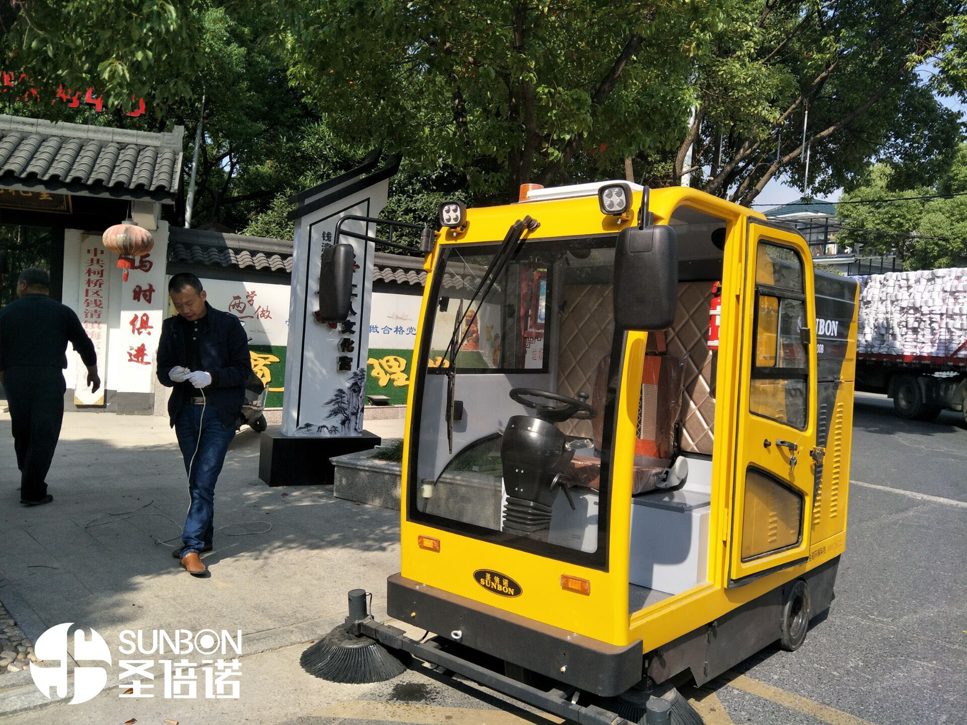 農(nóng)村馬路清掃用電動掃路車的必要性 農(nóng)村馬路清掃用電動掃路車的必要性