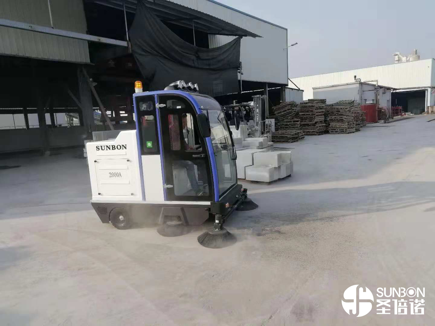 工業(yè)掃地車(chē)讓大型制造業(yè)保潔省時(shí)省心省錢(qián) 工業(yè)掃地車(chē)讓大型制造業(yè)保潔省時(shí)省心省錢(qián)