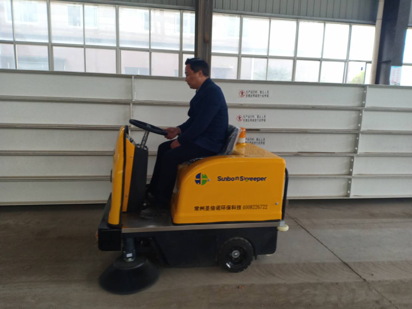 電動掃地機在浙江某化工廠的使用案例 電動掃地機在浙江某化工廠的使用案例