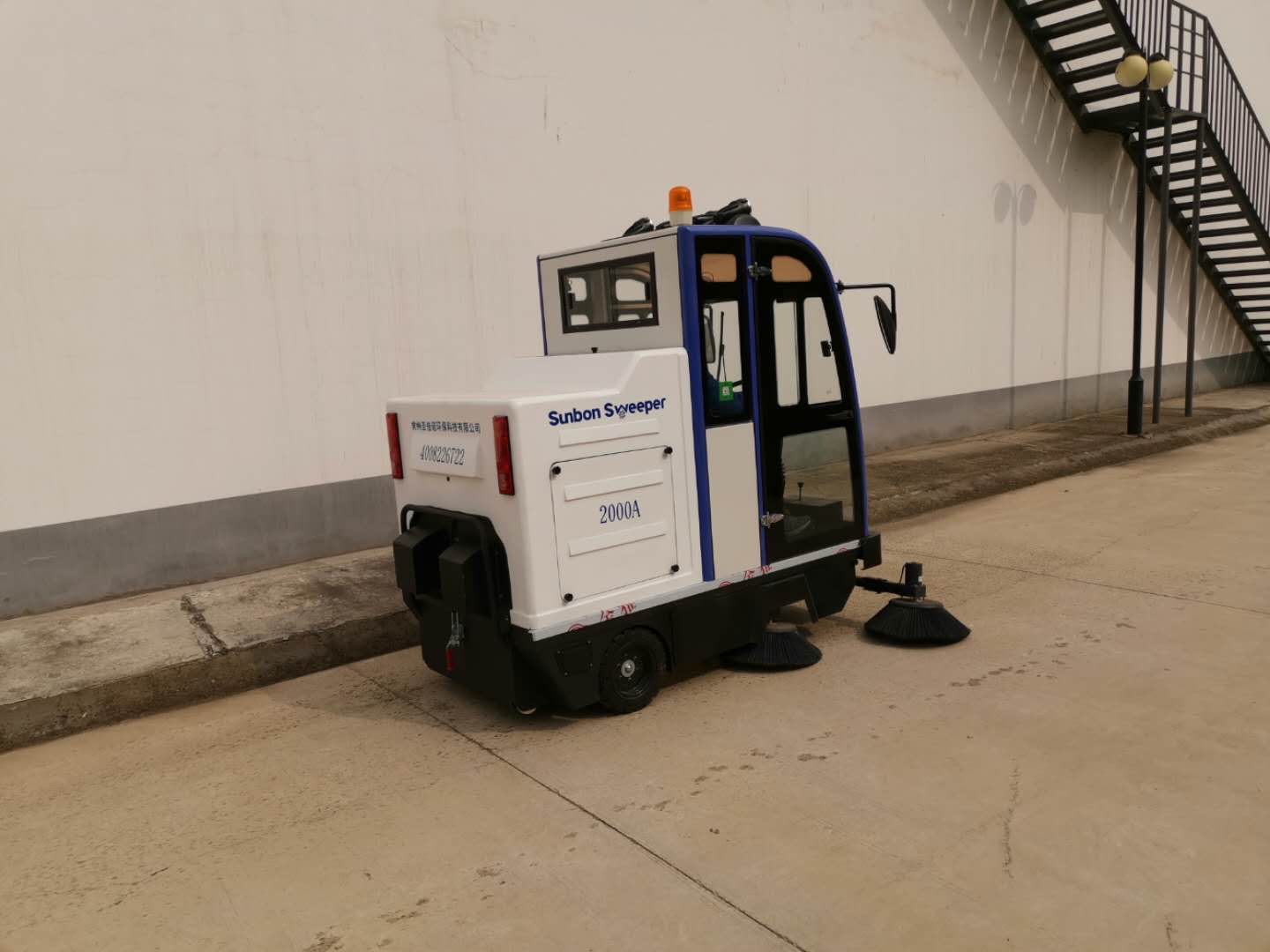 電動清掃車對鄉(xiāng)村街道保潔帶來了很多便利 電動清掃車對鄉(xiāng)村街道保潔帶來了很多便利