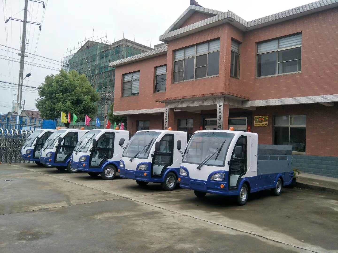 垃圾清運(yùn)車(chē)上崗,小區(qū)垃圾轉(zhuǎn)運(yùn)不再是難題 垃圾清運(yùn)車(chē)上崗,小區(qū)垃圾轉(zhuǎn)運(yùn)不再是難題