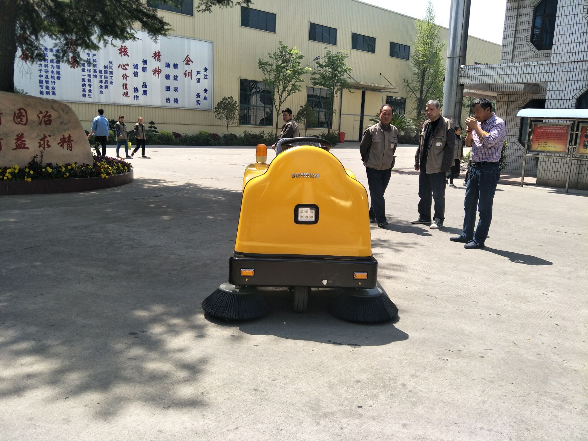 工業掃地車給工廠帶來哪些好處 工業掃地車給工廠帶來哪些好處