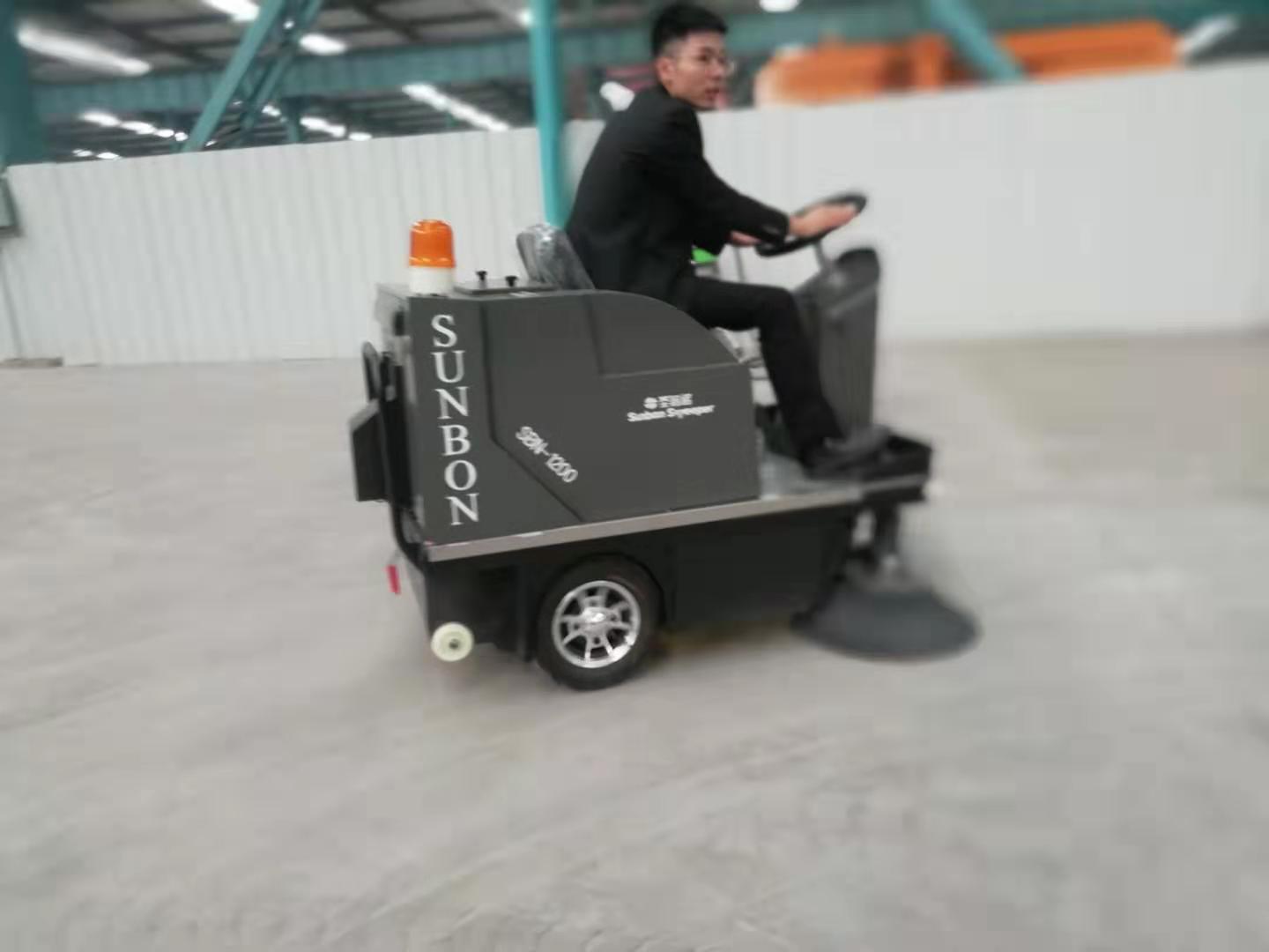【360°旋轉(zhuǎn)】圣倍諾工業(yè)掃地機(jī),吸塵范圍廣,效率高！