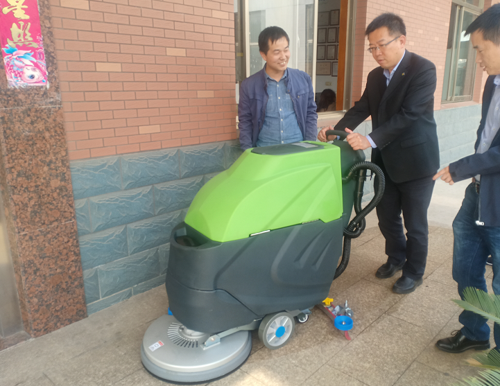 蘇州某化纖公司來廠考察體驗手推式洗地機 蘇州某化纖公司來廠考察體驗手推式洗地機