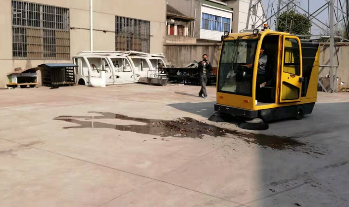 無錫某物業(yè)公司來廠體驗(yàn)電動(dòng)掃地車 無錫某物業(yè)公司來廠體驗(yàn)電動(dòng)掃地車