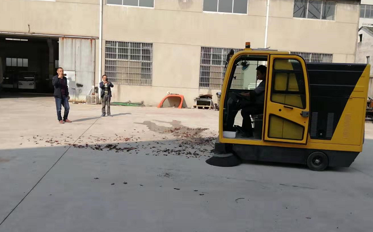 無錫某物業(yè)公司來廠體驗(yàn)電動(dòng)掃地車 無錫某物業(yè)公司來廠體驗(yàn)電動(dòng)掃地車