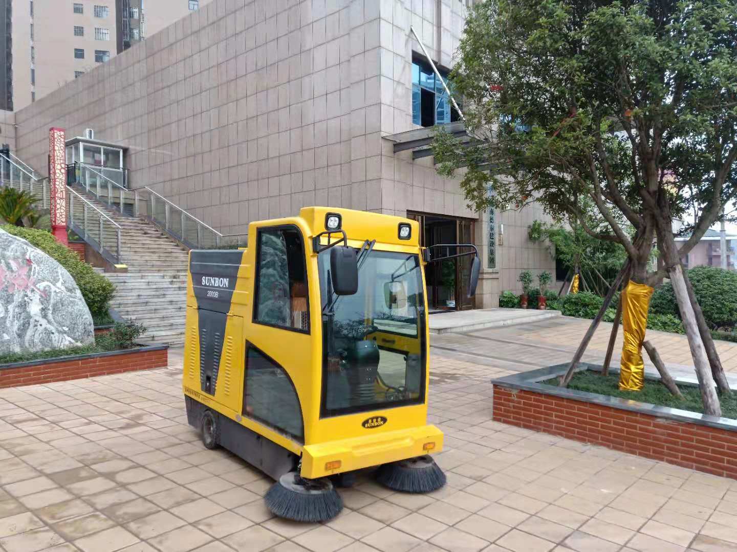 電動掃地車與燃油掃地車的區別