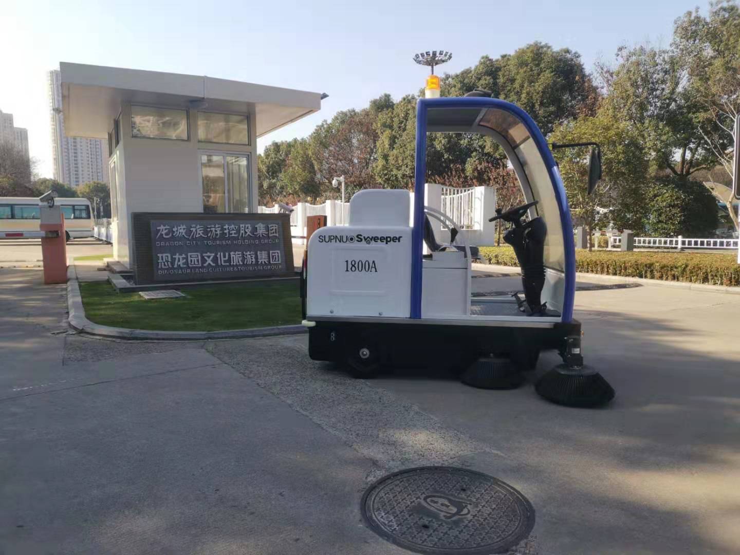 小型電動(dòng)掃地車在旅游景區(qū)中華恐龍園的應(yīng)用
