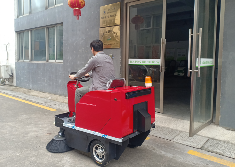小型電動掃地車走進浙江大學工業技術研究院