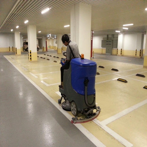 地下停車場環氧地坪清潔交給駕駛式洗地機