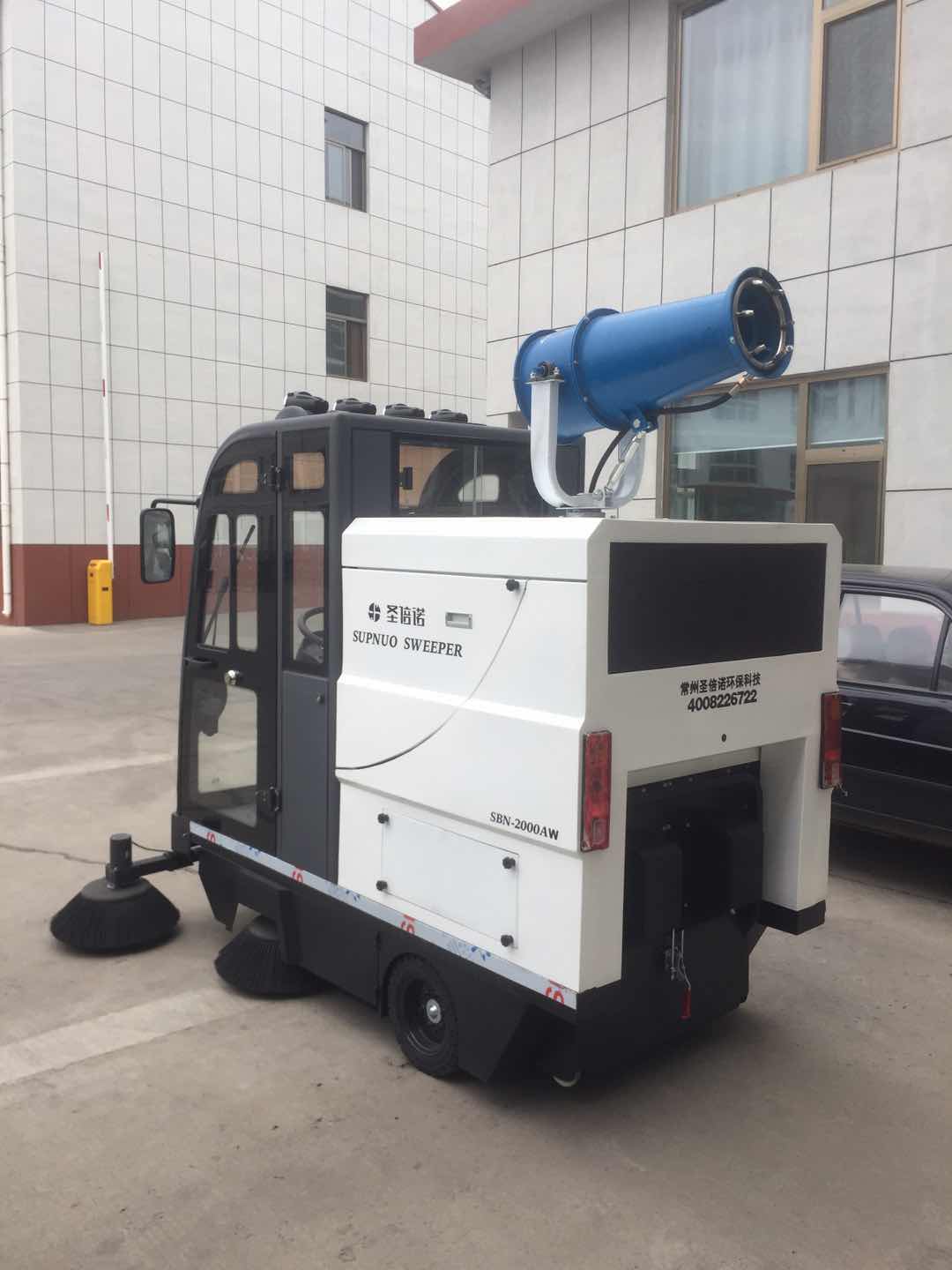 2000AW封閉式掃地車助力小區(qū)清潔 2000AW封閉式掃地車助力小區(qū)清潔