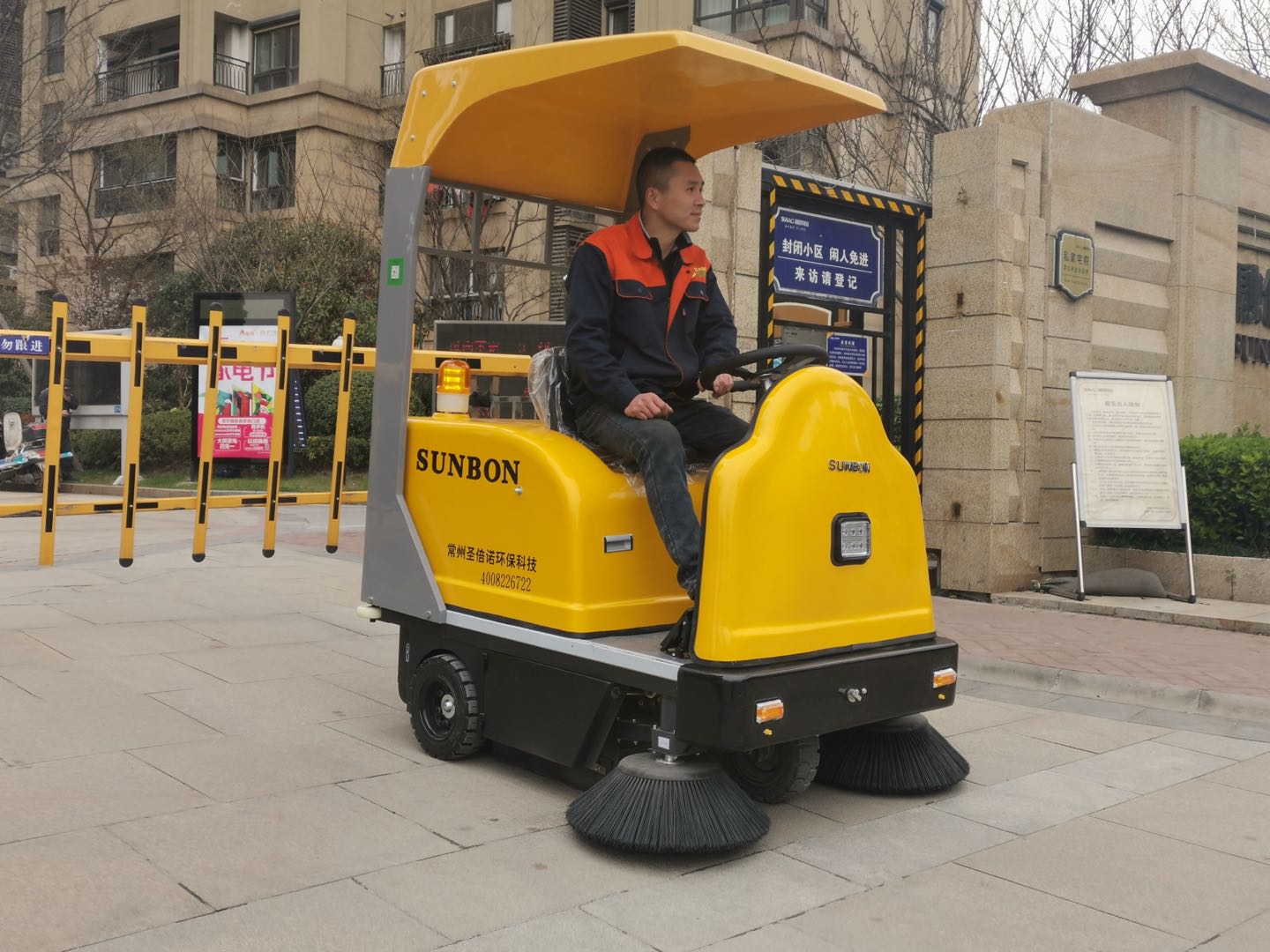 企業主采購工廠掃地車的好處