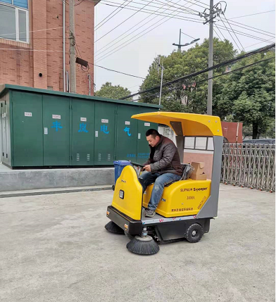 封閉式駕駛掃地車的4種類型和應用環境