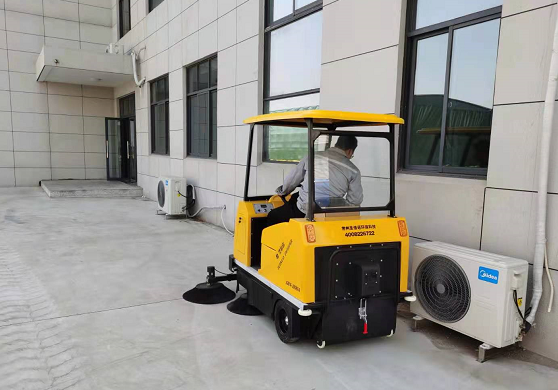  1800A電動駕駛式掃地車順利交付常熟木業公司